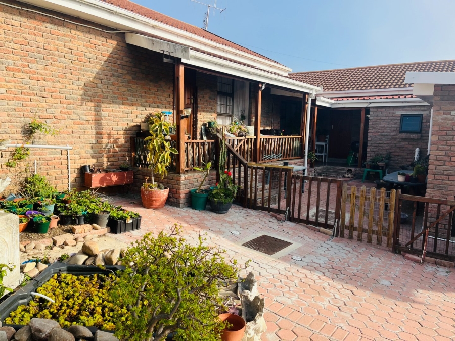 5 Bedroom Property for Sale in Fraaiuitsig Western Cape